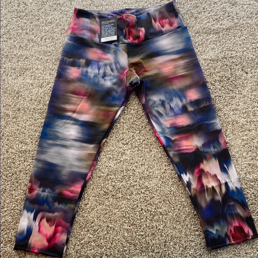 Onzie Yoga graphic leggings Capri pants 
BNWT